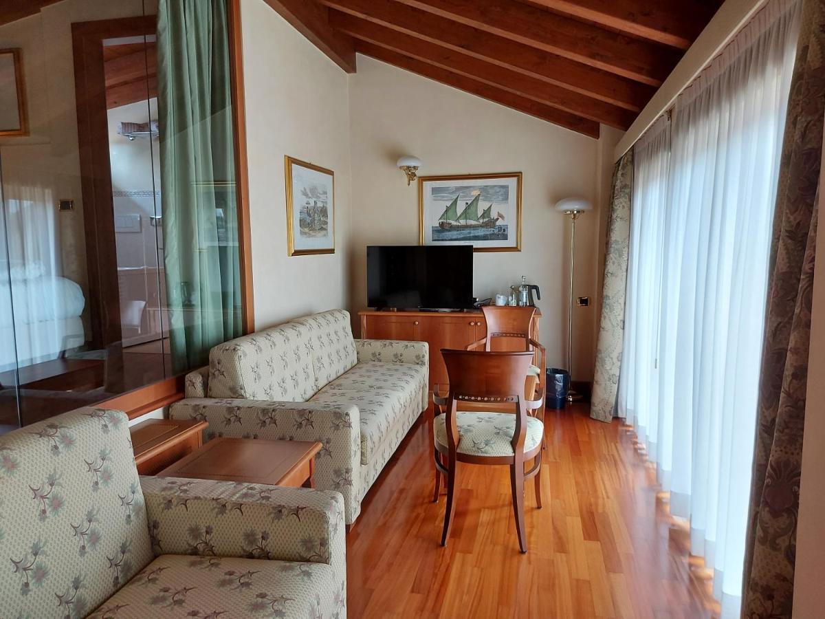 Phi Hotel Dei Medaglioni Correggio Exterior photo